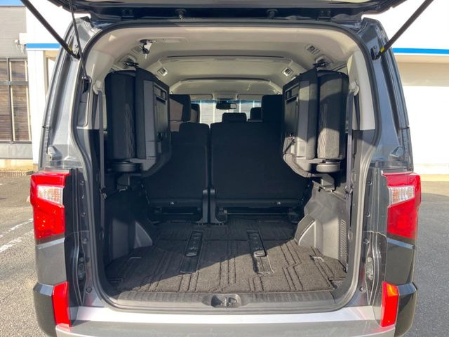 普段のお買い物や通勤、送迎等に十分な荷室スペースを確保しております。セカンドシートを倒すと、大きな荷物の積載も可能です♪