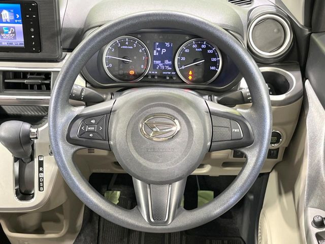 �C���e���A�ɍ��킹���f�U�C���̃X�e�A�����O�́A�^�]�������̂��Ƃ��l���A�^�]���₷���`��A�傫���ł��B�����x�A���ۂɐG���Ă��m���߂��������B