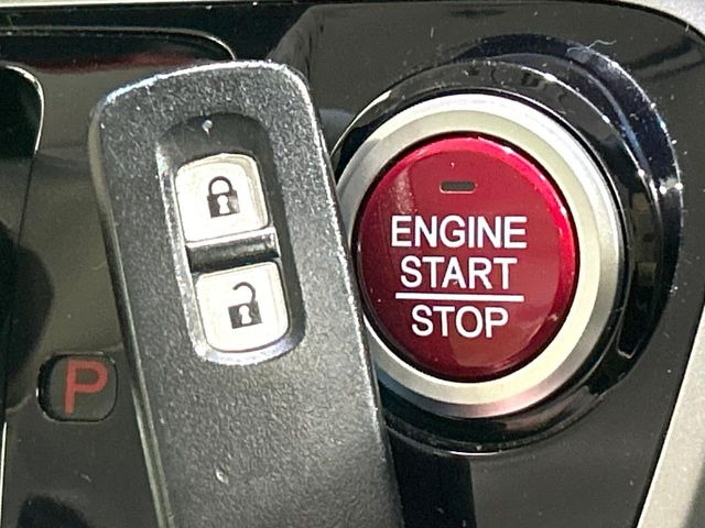 �yHonda�X�}�[�g�L�[�z�J�o����|�P�b�g�ɓ��ꂽ�܂܂ł��h�A�̎{���E�������\�ȃX�}�[�g�L�[�𑕔��B�G���W���̃I���E�I�t�����J�M�����o���K�v����������Ƃ��Ă��֗��ł���