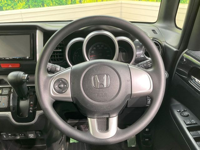 �C���e���A�ɍ��킹���f�U�C���̃X�e�A�����O�́A�^�]�������̂��Ƃ��l���A�^�]���₷���`��A�傫���ł��B�����x�A���ۂɐG���Ă��m���߂��������B