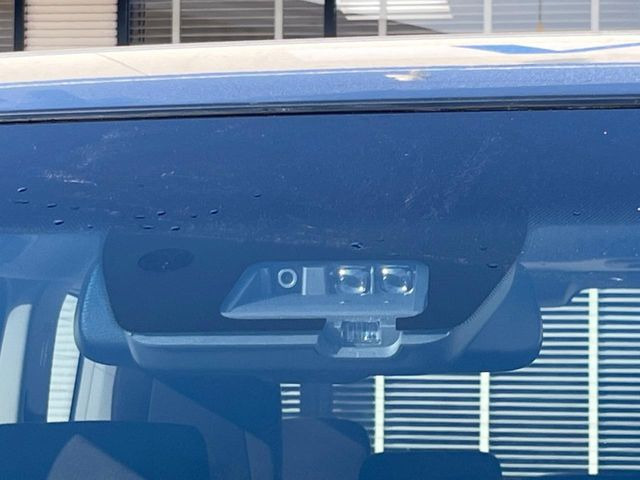 【三菱e-Assist】走行中に前方の車両等を認識し、衝突しそうな時は警報とブレーキで衝突回避と被害軽減をアシスト。より安全にドライブをお楽しみいただけます。