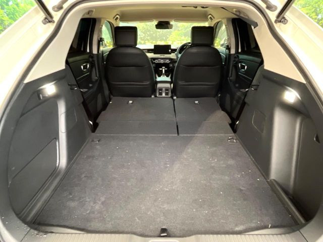 普段のお買い物や通勤、送迎等に十分な荷室スペースを確保しております。セカンドシートを倒すと、大きな荷物の積載も可能です♪