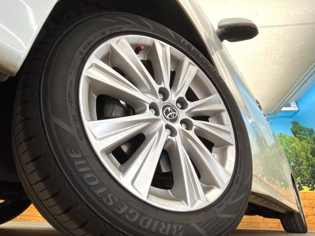 �y����18�C���`�A���~�z�C�[���z�O�ςɃ}�b�`���������A���~�z�C�[���𑕒����Ă���܂��B�e��ЊO�A���~�z�C�[����A�X�^�b�h���X�^�C�����戵�����Ă���܂��B���񂲑��k������