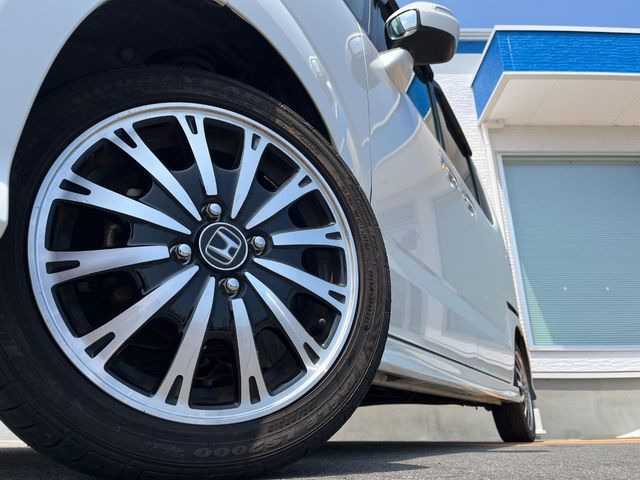 �y����15�C���`�A���~�z�C�[���z�O�ςɃ}�b�`���������A���~�z�C�[���𑕒����Ă���܂��B�e��ЊO�A���~�z�C�[����A�X�^�b�h���X�^�C�����戵�����Ă���܂��B���񂲑��k����������