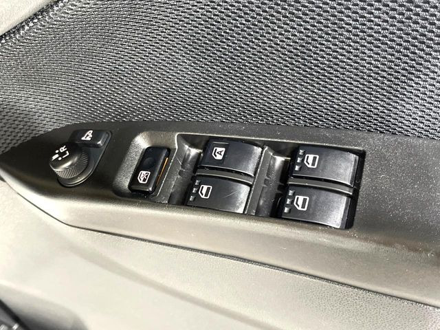 【電動格納ミラー】サイドミラーは電動格納式となっており、狭い駐車場でもキズがつくリスクを抑えられます。