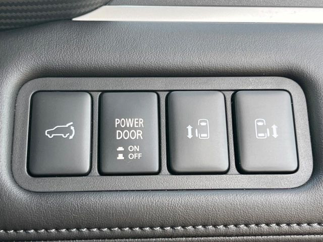 【両側パワースライドドア】スマートキーや運転席のスイッチで後席両側スライドドアの開閉が可能♪電動だから力を入れてドアを開ける必要が無く、小さなお子様でも簡単に開け閉めでき快適です♪