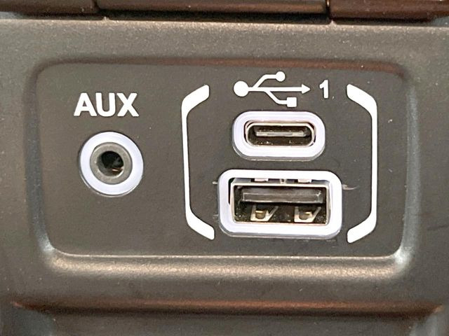 ��USB�EAUX�ڑ�:���莝���̃~���[�W�b�N�v���[���[��ڑ����A�ԓ��ł��C�ɓ���̉��y���C�y�Ɋy���ނ��Ƃ��ł��܂���