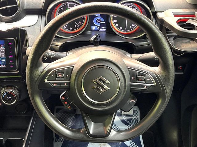 �C���e���A�ɍ��킹���f�U�C���̃X�e�A�����O�́A�^�]�������̂��Ƃ��l���A�^�]���₷���`��A�傫���ł��B�����x�A���ۂɐG���Ă��m���߂��������B
