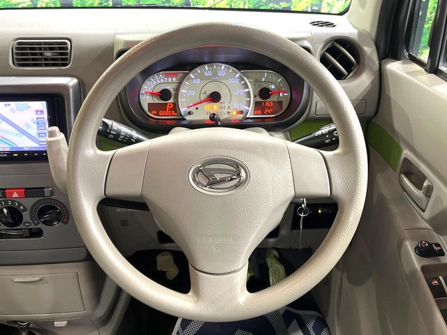 �C���e���A�ɍ��킹���f�U�C���̃X�e�A�����O�́A�^�]�������̂��Ƃ��l���A�^�]���₷���`��A�傫���ł��B�����x�A���ۂɐG���Ă��m���߂��������B