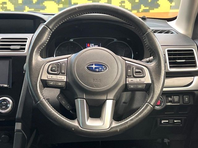�C���e���A�ɍ��킹���f�U�C���̃X�e�A�����O�́A�^�]�������̂��Ƃ��l���A�^�]���₷���`��A�傫���ł��B�����x�A���ۂɐG���Ă��m���߂��������B