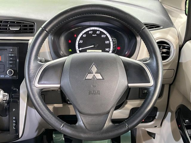 �C���e���A�ɍ��킹���f�U�C���̃X�e�A�����O�́A�^�]�������̂��Ƃ��l���A�^�]���₷���`��A�傫���ł��B�����x�A���ۂɐG���Ă��m���߂��������B