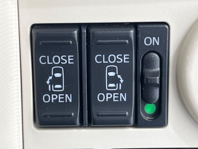 【両側パワースライドドア】スマートキーや運転席のスイッチで後席両側スライドドアの開閉が可能♪電動だから力を入れてドアを開ける必要が無く、小さなお子様でも簡単に開け閉めでき快適です♪