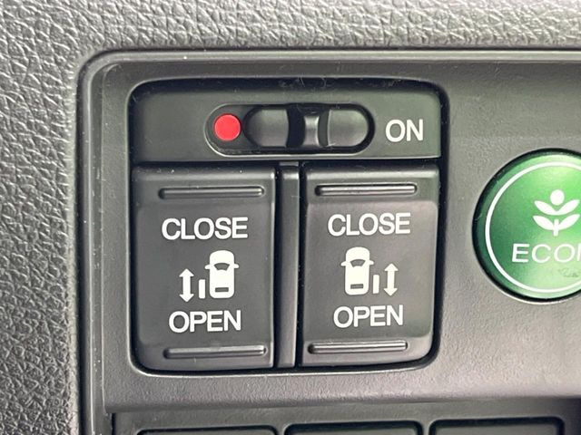 【両側パワースライドドア】スマートキーや運転席のスイッチで後席両側スライドドアの開閉が可能♪電動だから力を入れてドアを開ける必要が無く、小さなお子様でも簡単に開け閉めでき快適です♪