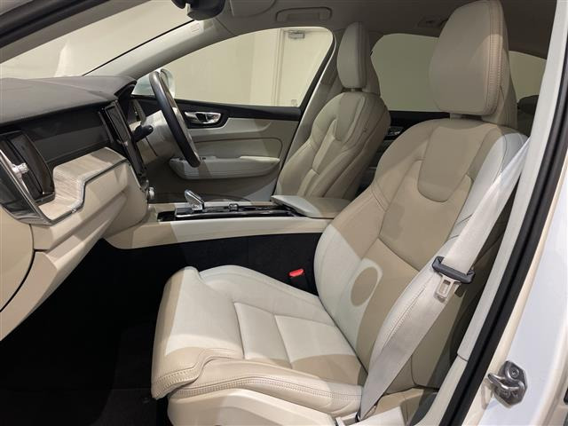 XC60B5 AWD インスクリプション 4WD