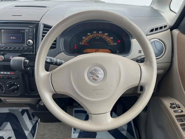 �C���e���A�ɍ��킹���f�U�C���̃X�e�A�����O�́A�^�]�������̂��Ƃ��l���A�^�]���₷���`��A�傫���ł��B�����x�A���ۂɐG���Ă��m���߂��������B