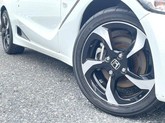 �y�����A���~�z�C�[���z�O�ςɃ}�b�`���������A���~�z�C�[���𑕒����Ă���܂��B�e��ЊO�A���~�z�C�[����A�X�^�b�h���X�^�C�����戵�����Ă���܂��B���񂲑��k����������