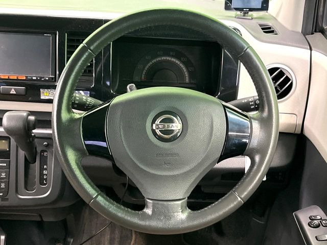�C���e���A�ɍ��킹���f�U�C���̃X�e�A�����O�́A�^�]�������̂��Ƃ��l���A�^�]���₷���`��A�傫���ł��B�����x�A���ۂɐG���Ă��m���߂��������B