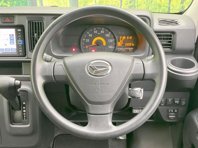 �C���e���A�ɍ��킹���f�U�C���̃X�e�A�����O�́A�^�]�������̂��Ƃ��l���A�^�]���₷���`��A�傫���ł��B�����x�A���ۂɐG���Ă��m���߂��������B