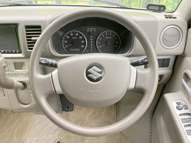 �C���e���A�ɍ��킹���f�U�C���̃X�e�A�����O�́A�^�]�������̂��Ƃ��l���A�^�]���₷���`��A�傫���ł��B�����x�A���ۂɐG���Ă��m���߂��������B