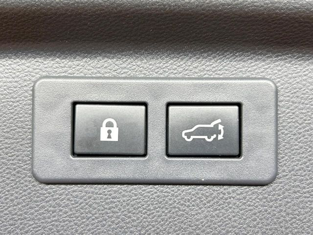 【パワーバックドア】スマートキーや運転席のボタンを押すだけでリアゲートが自動で開閉します!荷物を持っている時や、高い位置にあるバックドアを閉める際に便利な機能です♪