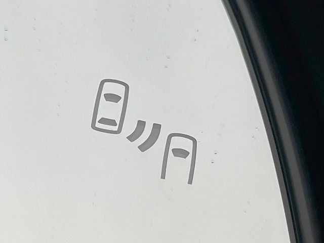 【ブラインドスポットモニター】走行中、ドアミラーの死角になりやすい箇所に後続車が接近するとサイドミラーのレンズに警告を表示!ドライバーに注意喚起をしてくれます。