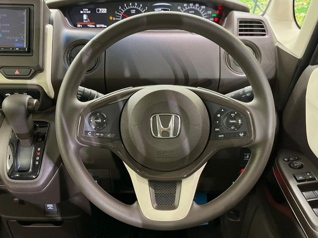 �C���e���A�ɍ��킹���f�U�C���̃X�e�A�����O�́A�^�]�������̂��Ƃ��l���A�^�]���₷���`��A�傫���ł��B�����x�A���ۂɐG���Ă��m���߂��������B