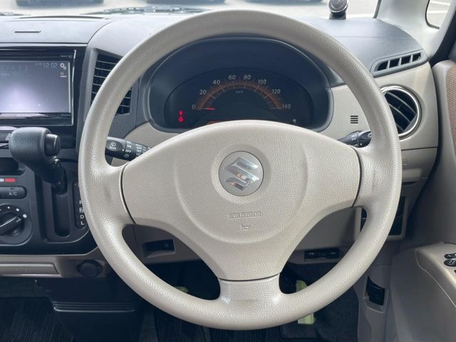 �C���e���A�ɍ��킹���f�U�C���̃X�e�A�����O�́A�^�]�������̂��Ƃ��l���A�^�]���₷���`��A�傫���ł��B�����x�A���ۂɐG���Ă��m���߂��������B