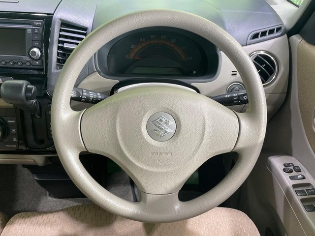 �C���e���A�ɍ��킹���f�U�C���̃X�e�A�����O�́A�^�]�������̂��Ƃ��l���A�^�]���₷���`��A�傫���ł��B�����x�A���ۂɐG���Ă��m���߂��������B