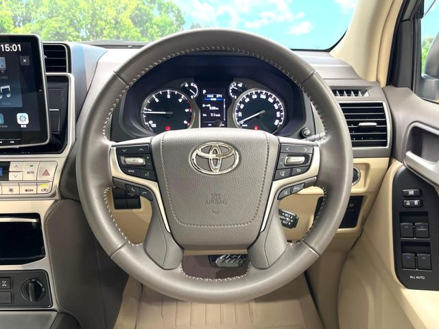 �C���e���A�ɍ��킹���f�U�C���̃X�e�A�����O�́A�^�]�������̂��Ƃ��l���A�^�]���₷���`��A�傫���ł��B�����x�A���ۂɐG���Ă��m���߂��������B