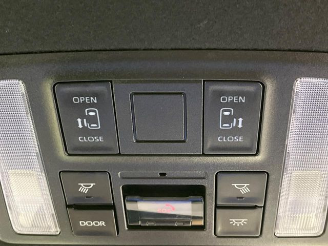 【両側パワースライドドア】スマートキーや運転席のスイッチで後席両側スライドドアの開閉が可能♪電動だから力を入れてドアを開ける必要が無く、小さなお子様でも簡単に開け閉めでき快適です♪