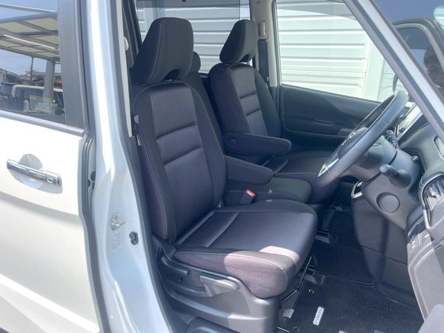 運転席シート廻りは使用感も少なく、良好な状態となっています。丁寧に使われていたことがよくわかりますね。