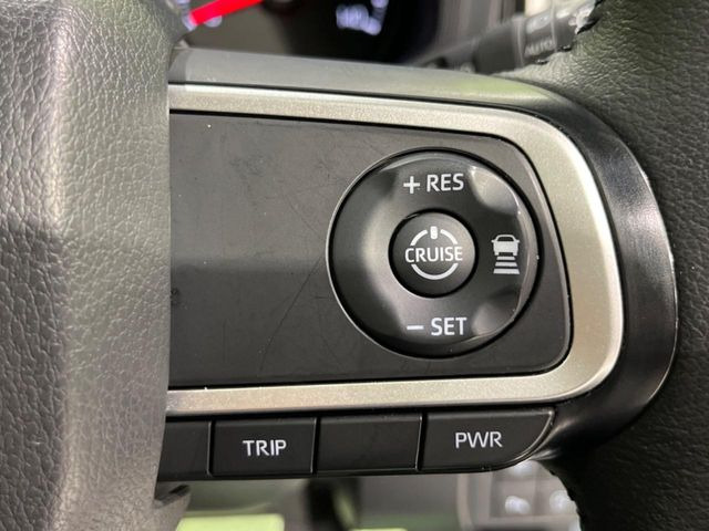 【アダプティブクルーズコントロール】高速道路での長距離走行が楽に!!自動で速度を保つクルーズコントロールが、衝突軽減システムと連携し、前方の車両を感知して車間を保つように速度調節してくれます!!