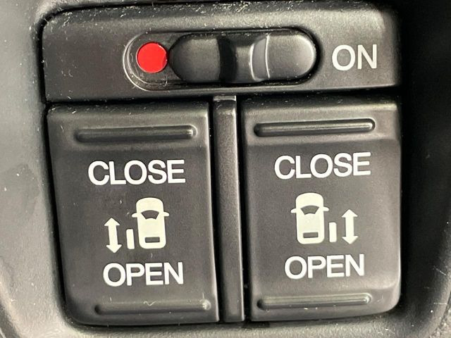【両側パワースライドドア】スマートキーや運転席のスイッチで後席両側スライドドアの開閉が可能♪電動だから力を入れてドアを開ける必要が無く、小さなお子様でも簡単に開け閉めでき快適です♪