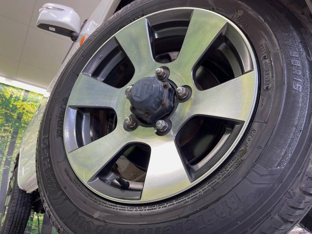 �O�ςɃ}�b�`���������A���~�z�C�[���𑕒����Ă���܂��B�e��ЊO�A���~�z�C�[����A�X�^�b�h���X�^�C�����戵�����Ă���܂��B���񂲑��k����������