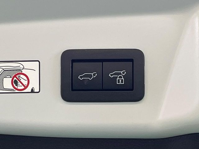 【パワーバックドア】スマートキーや運転席のボタンを押すだけでリアゲートが自動で開閉します!荷物を持っている時や、高い位置にあるバックドアを閉める際に便利な機能です♪