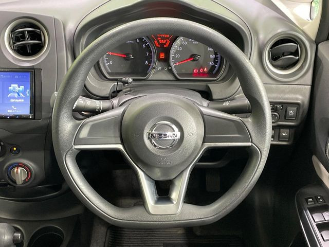 �C���e���A�ɍ��킹���f�U�C���̃X�e�A�����O�́A�^�]�������̂��Ƃ��l���A�^�]���₷���`��A�傫���ł��B�����x�A���ۂɐG���Ă��m���߂��������B
