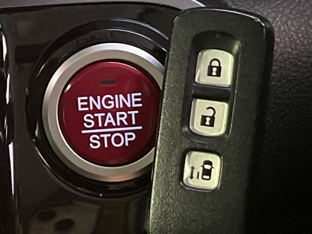 �yHonda�X�}�[�g�L�[�z�J�o����|�P�b�g�ɓ��ꂽ�܂܂ł��h�A�̎{���E�������\�ȃX�}�[�g�L�[�𑕔��B�G���W���̃I���E�I�t�����J�M�����o���K�v����������Ƃ��Ă��֗��ł���