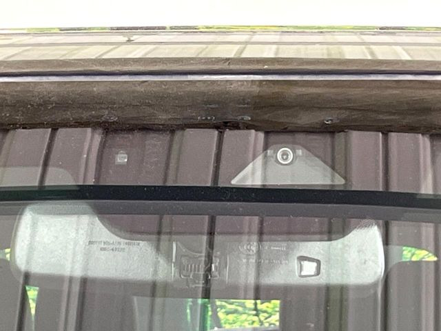 【i-ACTIVESENSE】走行中に前方の車両等を認識し、衝突しそうな時は警報とブレーキで衝突回避と被害軽減をアシスト。より安全にドライブをお楽しみいただけます。