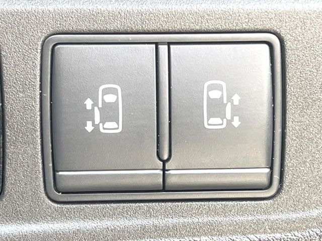 【両側スライドドア】駐車場で隣の車との間隔が狭く乗りにくい時、スライドドアなら安心!ドアオープン時も幅を取らず、開口部が広いので乗り降りがとっても簡単です。大きな荷物の出し入れも後席から可能♪