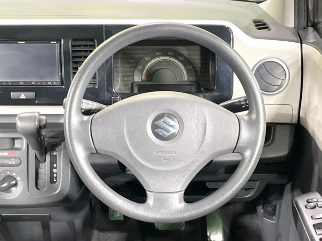 �C���e���A�ɍ��킹���f�U�C���̃X�e�A�����O�́A�^�]�������̂��Ƃ��l���A�^�]���₷���`��A�傫���ł��B�����x�A���ۂɐG���Ă��m���߂��������B