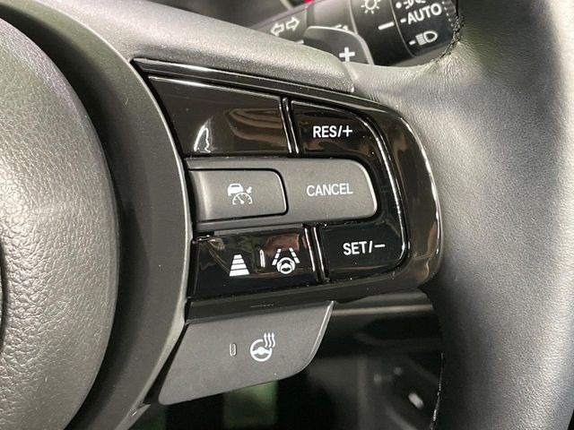 【アダプティブクルーズコントロール】高速道路での長距離走行が楽に!!自動で速度を保つクルーズコントロールが、衝突軽減システムと連携し、前方の車両を感知して車間を保つように速度調節してくれます!!