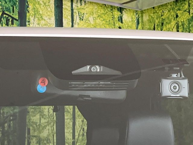 【トヨタセーフティセンス】走行中に前方の車両等を認識し、衝突しそうな時は警報とブレーキで衝突回避と被害軽減をアシスト。より安全にドライブをお楽しみいただけます。