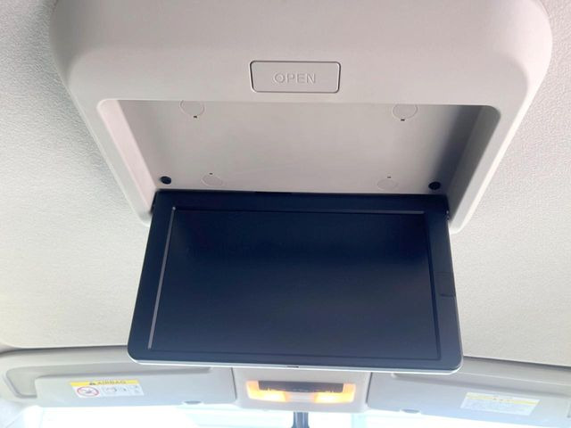 【後席モニター】家族や友人とお出かけする機会が多い方に大人気の後席モニターを装備!見やすい位置に画面がありテレビやDVDの視聴も快適!友達もお子様も、後席にしか乗らなくなるかも??
