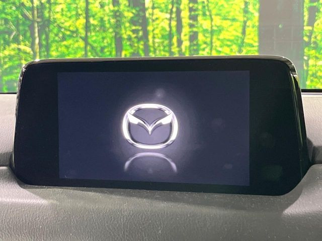 【マツダコネクトナビ】車内の雰囲気にマッチした一体型タイプのナビ。各種車輌設定やBluetooth再生等、様々な機能が楽しめます。直感的なダイヤル操作が可能で、使い勝手も良好です。