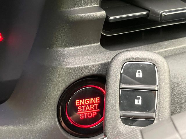 �yHonda�X�}�[�g�L�[�z�J�o����|�P�b�g�ɓ��ꂽ�܂܂ł��h�A�̎{���E�������\�ȃX�}�[�g�L�[�𑕔��B�G���W���̃I���E�I�t�����J�M�����o���K�v����������Ƃ��Ă��֗��ł���