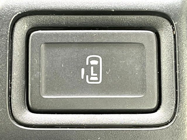 【パワースライドドア】スマートキーや運転席のスイッチでスライドドアの開閉が可能♪電動だから力を入れてドアを開ける必要が無く、小さいお子様でも、重い荷物を持っている時もラクに開け閉めできます♪