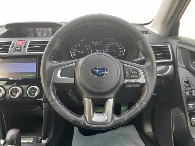 �C���e���A�ɍ��킹���f�U�C���̃X�e�A�����O�́A�^�]�������̂��Ƃ��l���A�^�]���₷���`��A�傫���ł��B�����x�A���ۂɐG���Ă��m���߂��������B
