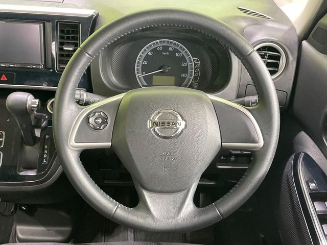 �C���e���A�ɍ��킹���f�U�C���̃X�e�A�����O�́A�^�]�������̂��Ƃ��l���A�^�]���₷���`��A�傫���ł��B�����x�A���ۂɐG���Ă��m���߂��������B