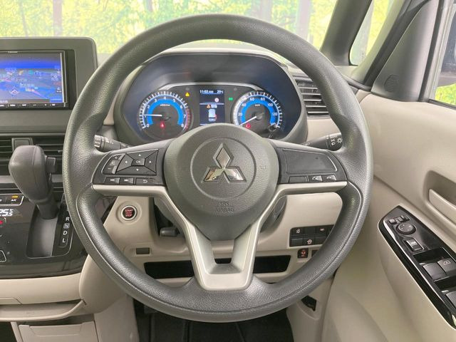 �C���e���A�ɍ��킹���f�U�C���̃X�e�A�����O�́A�^�]�������̂��Ƃ��l���A�^�]���₷���`��A�傫���ł��B�����x�A���ۂɐG���Ă��m���߂��������B