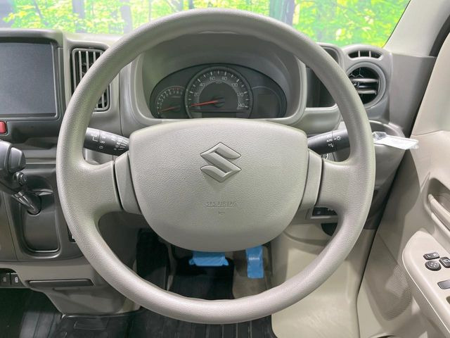 �C���e���A�ɍ��킹���f�U�C���̃X�e�A�����O�́A�^�]�������̂��Ƃ��l���A�^�]���₷���`��A�傫���ł��B�����x�A���ۂɐG���Ă��m���߂��������B